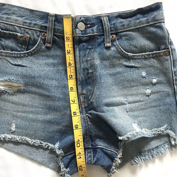 LEVI’S Size 25 Womens High Rise Wedgie Fit Button Fly Raw Hem Jean Shorts EEUC! - Picture 6 of 12